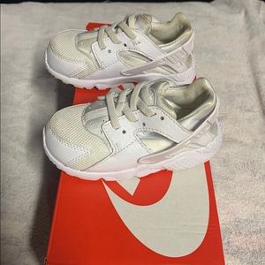 White toddler Nike huarache size 8c
